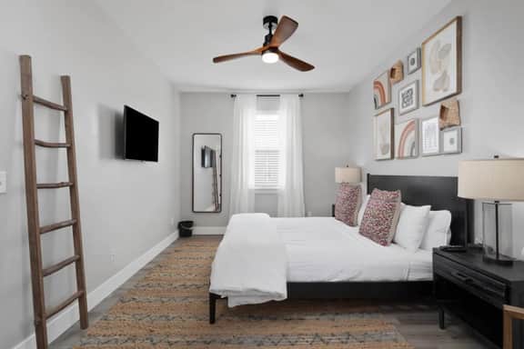 Hunter House  · Modern Escape: 5BR/2.5BA  Near St. Louis Must-Sees